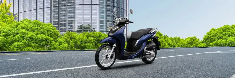 Xe SH Mode 2024 đang di chuyển thanh lịch trên đường phố đông đúc tại Việt Nam